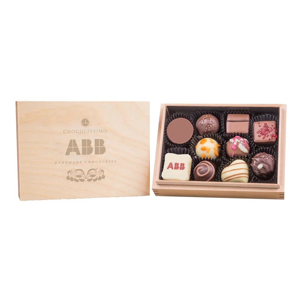 Pralină belgiană premium personalizată cu logo &icirc;n interiorul cutiei din lemn