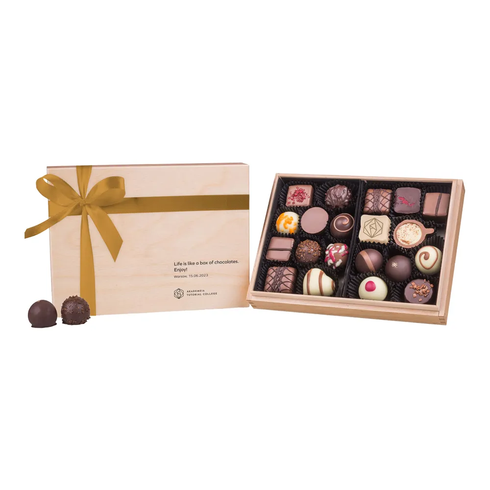 Praline belgiene premium personalizate cu logo &icirc;n interiorul cutiei din lemn