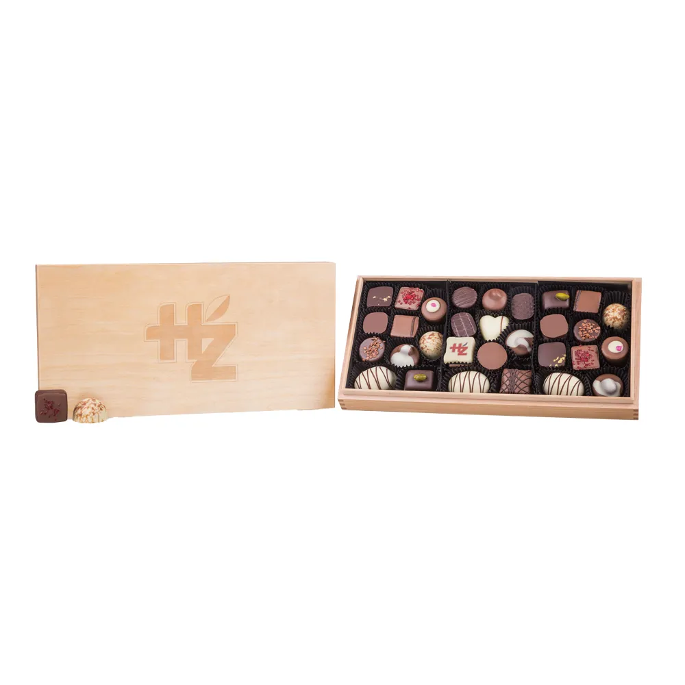 Praline belgiene premium personalizate cu logo &icirc;n interiorul cutiei din lemn