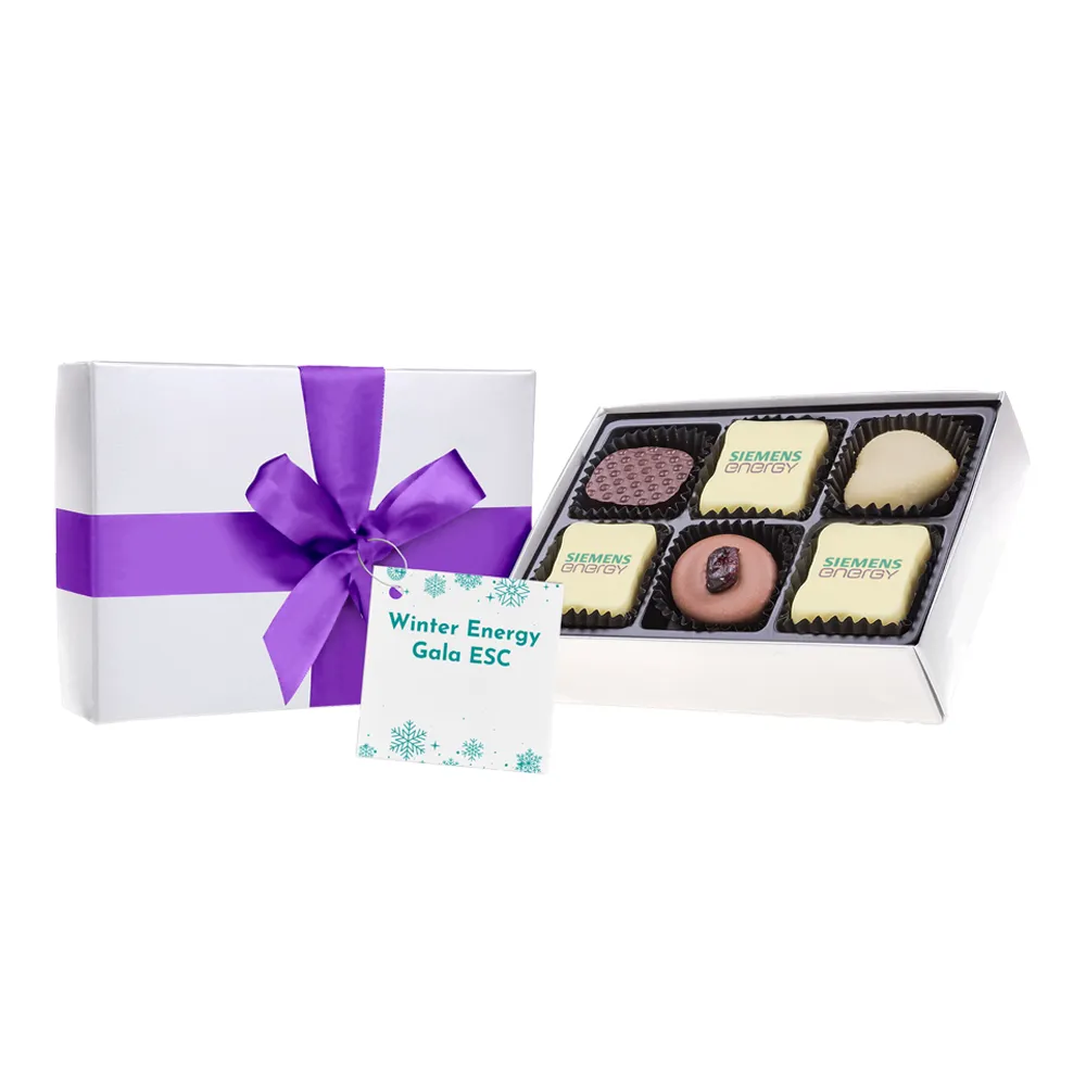 Cadou corporate cu panglică și compliment card 50x50 mm