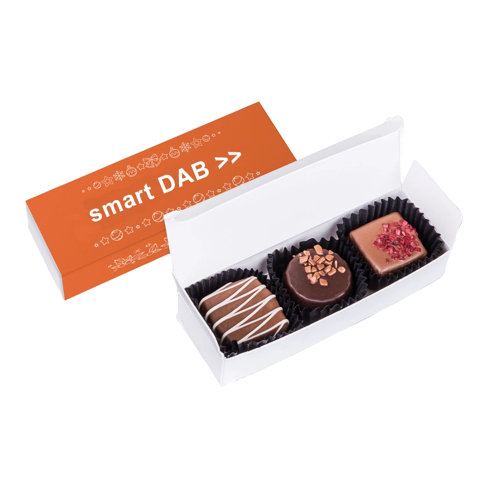 Cutie praline Choco Three finisată cu banderolă din carton personalizată