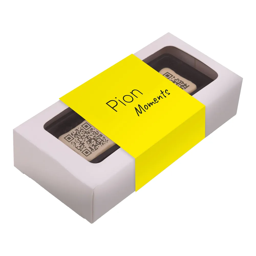 Cutie praline Oxide Trio finisată cu banderolă din carton personalizată