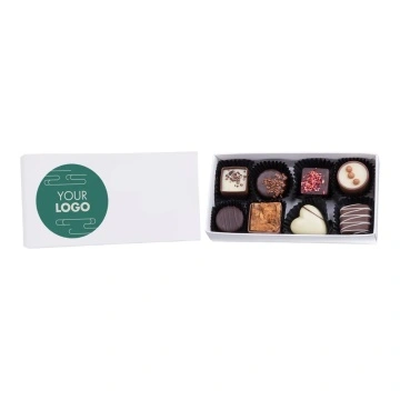 Cutie alba cu 8 praline personalizata cu sticker