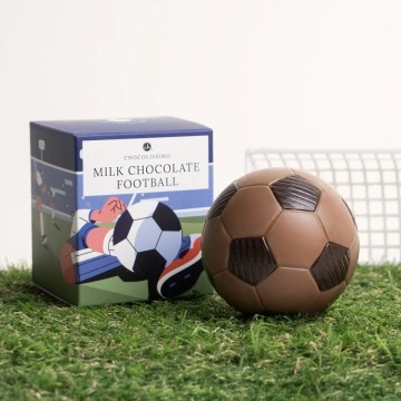 Figurina din ciocolata cu lapte in forma de minge de fotbal