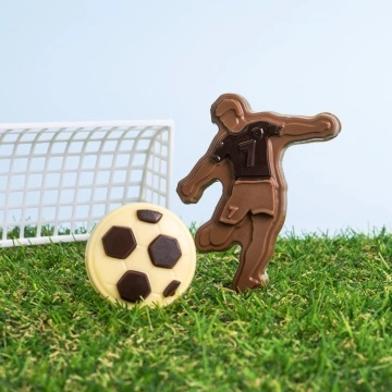 Jucator de fotbal si minge din ciocolata