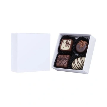 Cutie alba cu 4 praline belgiene personalizabila