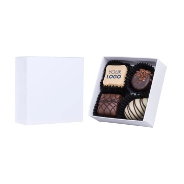 Cutie alba cu 1 pralina cu logo si 3 praline belgiene premium