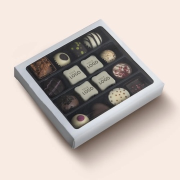 Cutie alba cu 16 praline belgiene din care 4 personalizate cu grafica individuala