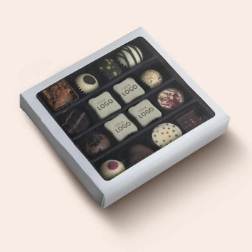 Cutie alba cu 16 praline belgiene din care 4 personalizate cu grafica individuala