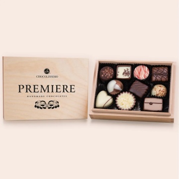 Cadou premium din ciocolata in cutie din lemn cu 10 praline