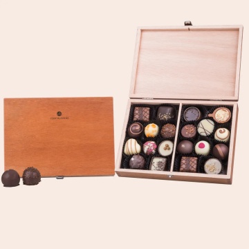 Cutie din lemn personalizata cu 20 praline belgiene