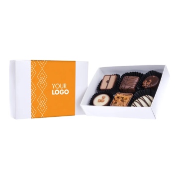 Cutie alba cu 6 praline personalizata cu banderola