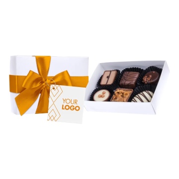 Cutie alba cu 6 praline standard personalizata cu panglica si compliment card