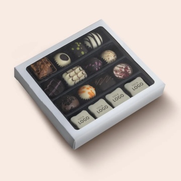 Cutie alba cu 16 praline belgiene din care 4 personalizate cu logo