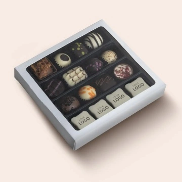 Cutie alba cu 16 praline belgiene din care 4 personalizate cu logo