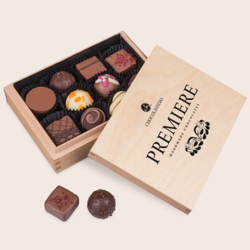 Cutie din lemn cu 10 praline belgiene
