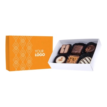 Cutie alba cu 6 praline cu ambalaj personalizat