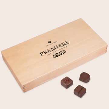 Cutie mare din lemn cu praline belgiene premium pentru Craciun sau Paste