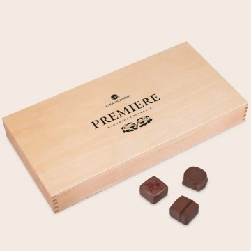 Cutie mare din lemn cu praline belgiene premium pentru Craciun sau Paste