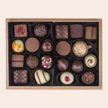 Selectie de 20 praline belgiene premium in cutie din lemn Premiere Midi