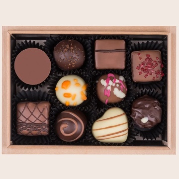 Cutie din lemn cu 10 praline belgiene premium