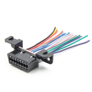 Prim-plan conector OBD2 femela 16 pini cu fire multicolore, vedere oblica pe alb