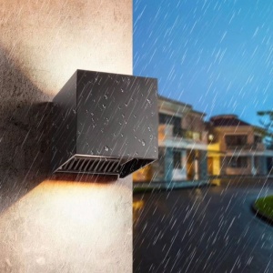 aplică LED exterior Techstar Cube negru pe perete cu vegetatie
