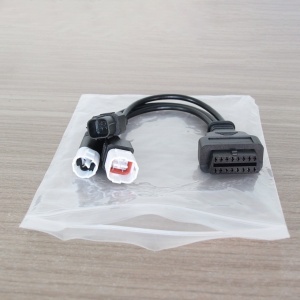 Adaptor OBD2 la Yamaha 3/4 pini si Honda 6 pini, vedere pe fundal lemn