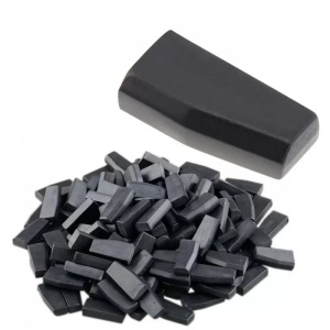 Cip 4D63 ID63 blank pe alb, lângă lot de cipuri tip carbon