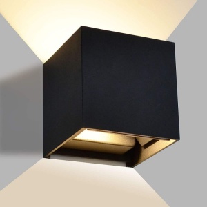 montaj aplica LED Techstar Cube negru pe perete alb exterior