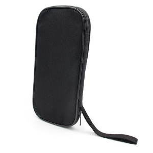 Tester baterie auto cu cleme metalice rosii si negre pe fundal alb