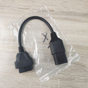 Adaptor OBD2 la conector Polaris 8 pini, cablu scurt, vedere pe fundal lemn