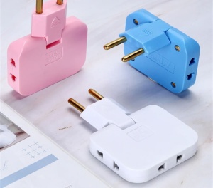 Adaptor triplu rotativ roz si albastru cu porturi USB