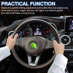 Detaliu padele carbon montate pe volan sport Mercedes