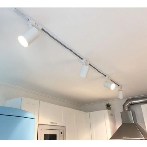 living modern cu spoturi LED albe Techstar Tracklights pe sina RailRacks