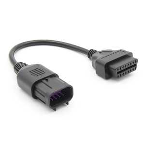 Prim-plan conector Polaris 8 pini cu capace, cablu spre OBD2