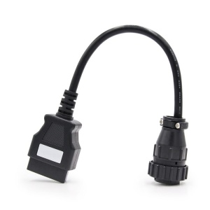 Cablu adaptor Scania 16 pini la OBD2, vedere completă pe fundal alb