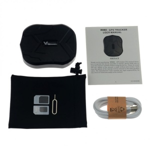 GPS tracker Techstar TK905 tinut in mana pentru dimensiune comparativa