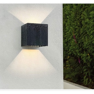 montaj aplica LED exterior Techstar Cube negru pe fatada alba