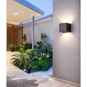 aplica LED exterior Techstar Cube negru montata pe fatada cu vegetatie