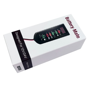 Tester digital compact cu afisaj LED pentru acumulator auto, pe fundal deschis