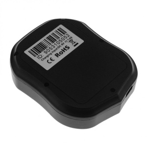GPS tracker Techstar TK905 vedere inclinata cu eticheta specificatii