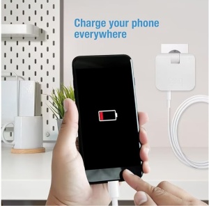 Adaptor triplu alb folosit pentru incarcare telefon
