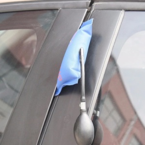 Introducere perna pneumatica intre usa si stalp auto