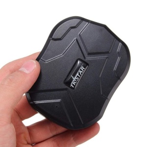 GPS tracker Techstar TK905 tinut in mana pentru dimensiune comparativa