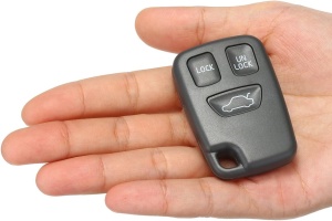 Dimensiune carcasă cheie Volvo prezentată în palmă