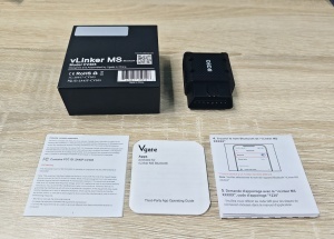 Vgate vLinker MS – fotografie reală pe birou lângă documentație / carduri