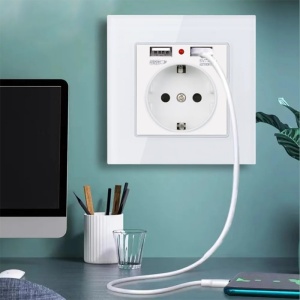 Priza gri cu 2 porturi USB montata langa pat