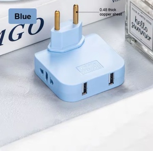 Adaptor triplu USB albastru montat in priza