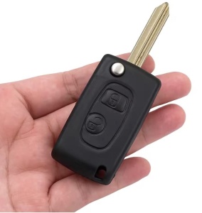 Carcasa cheie auto transformatoare in flip 2 butoane cu lama SX9 pentru Citroen Saxo Xsara Picasso Berlingo 1999-2008 prezentare in mana